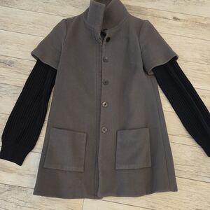 Gray Short-Sleeve Coat with Black Ribbed Sleeves